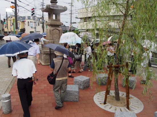 4004-13.6.19柳谷観音の常夜燈　違う方向から.jpg